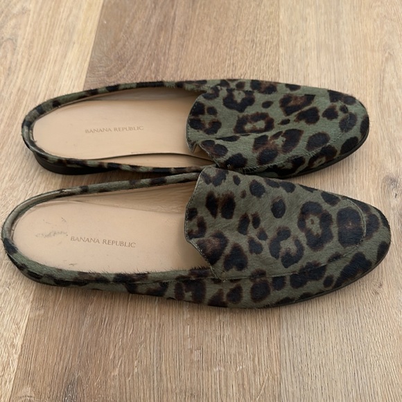 Banana Republic olive leopard slides leather lined. Size 10. - Picture 2 of 3